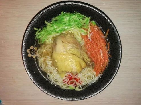 鸡腿面条 圆白菜胡萝卜丝◎ 第四款小烧饼 卤猪肝豆制品 牛奶木瓜 拌