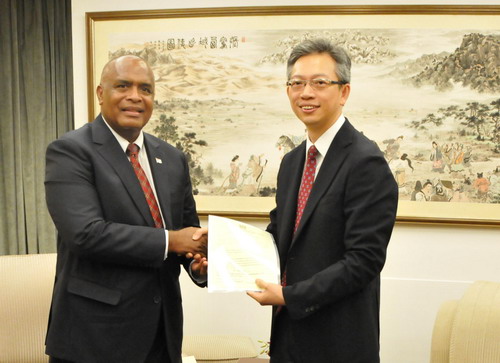 外交部礼宾司副司长王鲁彤接受斐济,智利新任驻华大使递交国书副本