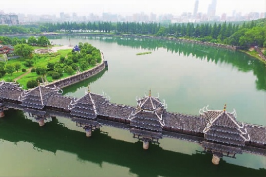 8月2日,湖南烈士公园跃进湖水清岸绿,景色宜人.记者 田超 摄