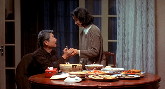 现实中有这样一类餐厅,餐厅里有一个隔板,两个陌生食客在隔板两边吃饭