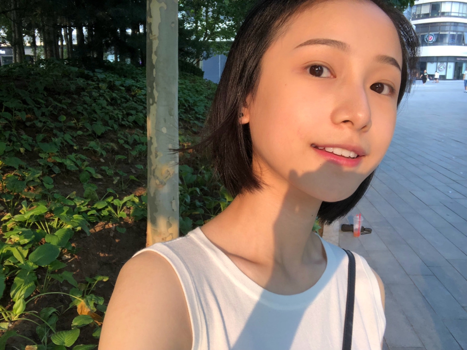 22岁"明玉"生活照乖巧可人