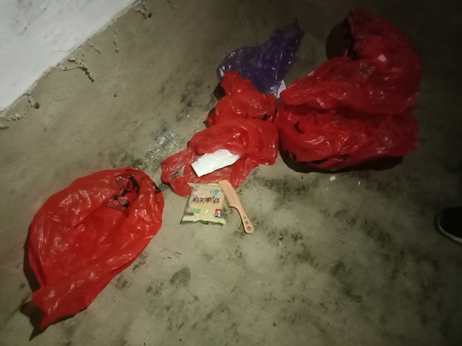 男子囚禁女生性侵24天 亲友:龙某曾拒绝婚配 地洞内散落的物件