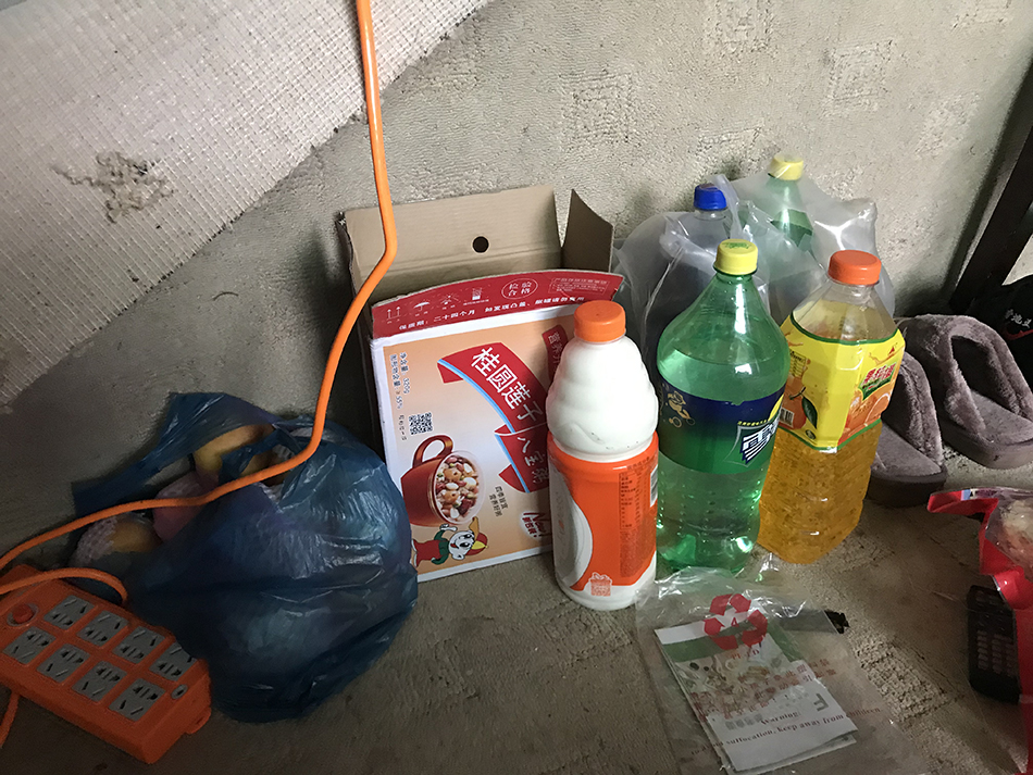 男子囚禁女生性侵24天 亲友:龙某曾拒绝婚配 龙某和家中备着的干粮饮料等。