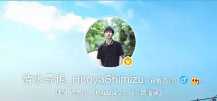 还发了视频给大家打招呼，语气轻快，看起来很开心：