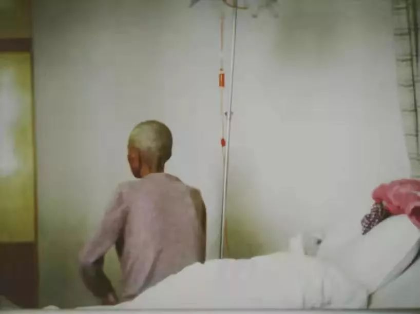 “癌症街上,那些拎着尿袋的人”:30张照片,戳破成年人最心酸的一面 “癌症街上,那些拎着尿袋的人”:30张照片,戳破成年人最心酸的一面