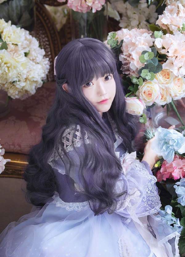 照了,这次小姐姐似乎是cos《魔卡少女樱》中的"知事",一身可爱萝莉装