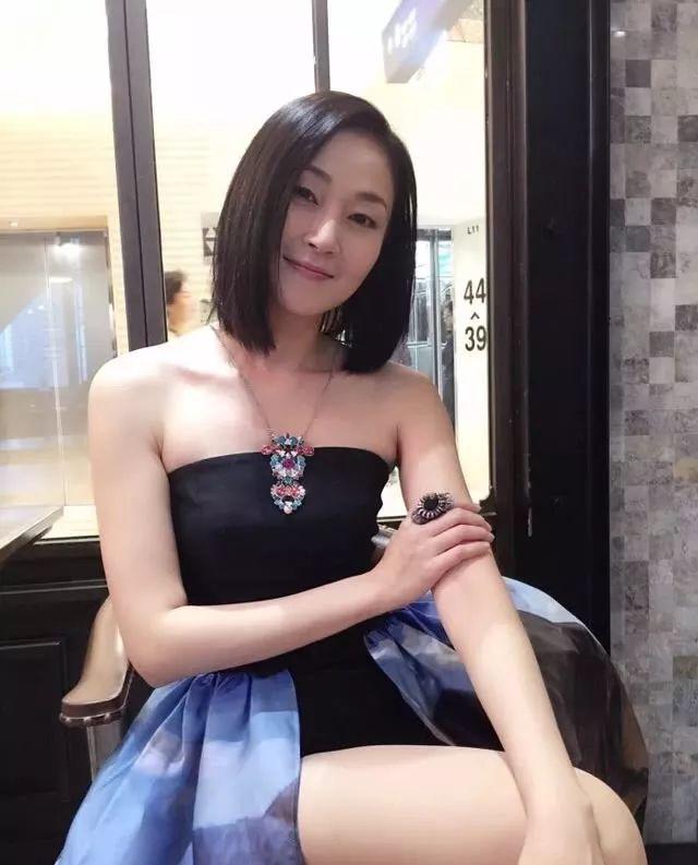 49岁万绮雯采访照,高清镜头下容颜依旧,还似当年"马小玲"!