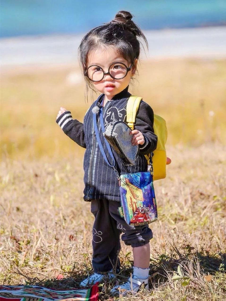 萌娃阿拉蕾开学,双马尾白t恤造型简约,私下甜美范儿俨然小女神