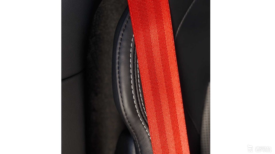 除了极具运动版的方向盘,车内还配备红色安全带.