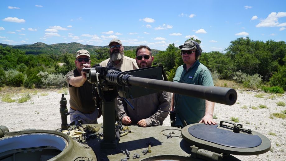 军迷在体验m2重机枪打靶后合影.