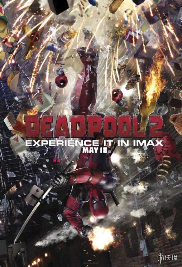 《死侍2》曝新海报 粉红小车骑上街 漫天下起便当雨