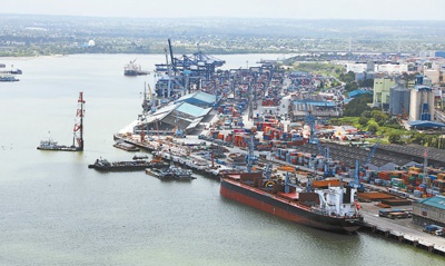 正在改扩建中的坦桑尼亚达累斯萨拉姆港。 　　本报记者 吕 强摄