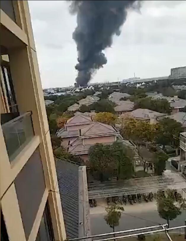 上海金山一厂房发生火灾 黑烟直冲云霄 厂内财物付之一炬