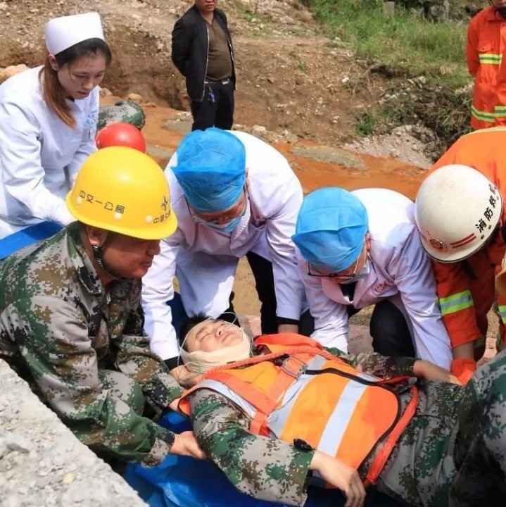 一名工人在施工中不慎从高空坠落,吓我一跳,原来是演练!