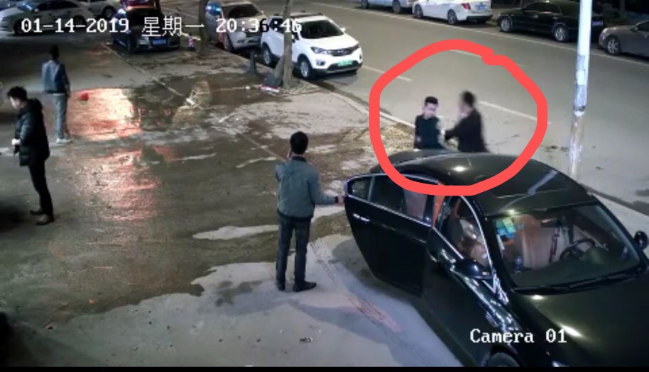 福州砍人:福州砍人事件目击者:男子边跑边砍 有老人被砍伤 一男子手持疑似刀状物朝车后站立男子腰部挥去,随即跑远。 控视频截图