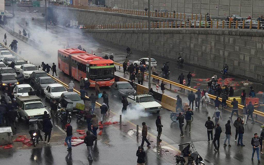 　当地时间11月16日，抗议者在德黑兰一条高速公路上制造骚乱。图/视觉中国