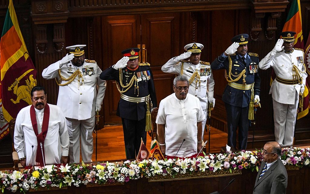 当地时间11月21日，斯里兰卡科伦坡，新总理马欣达·拉贾帕克萨宣誓就职。图/视觉中国
