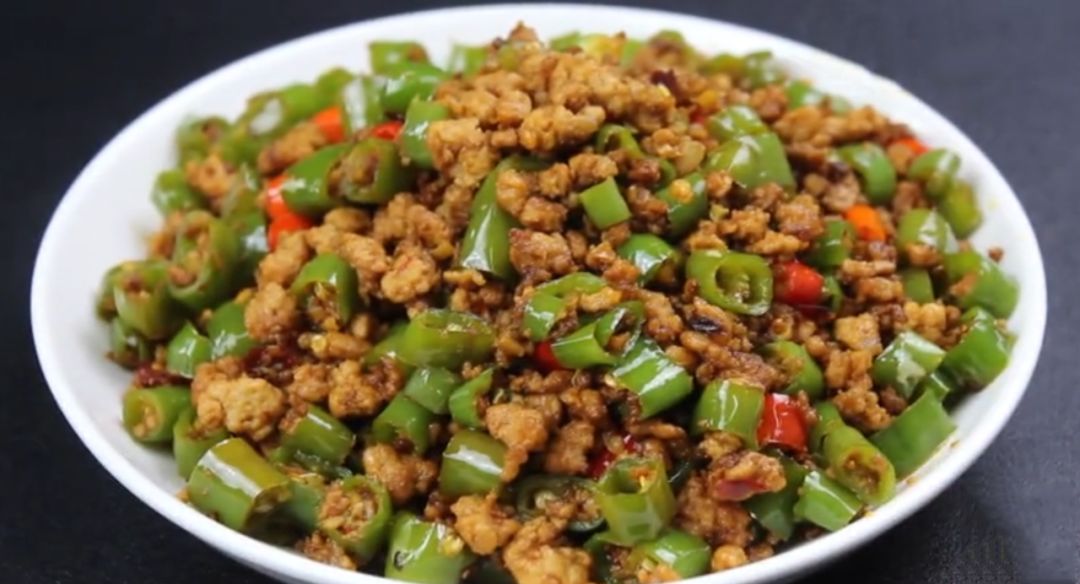 青椒肉末最好吃的做法,拌面又拌饭,麻辣鲜香,吃起来真过瘾!