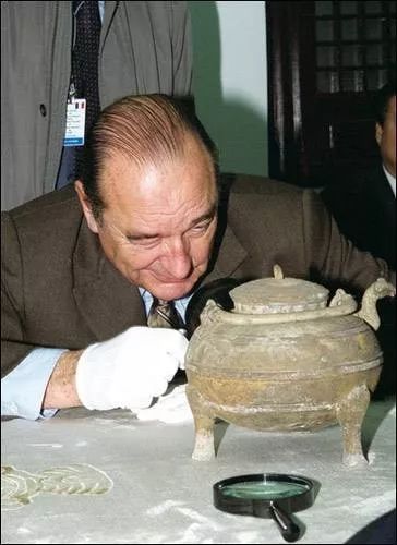 2000年，希拉克在扬州博物馆参观战国时期的出土文物。