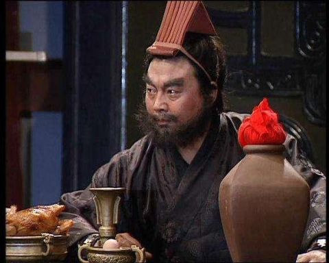 在临行之前刘备担心张飞一向嗜酒如命再三嘱咐张飞不得酒后鞭打将士