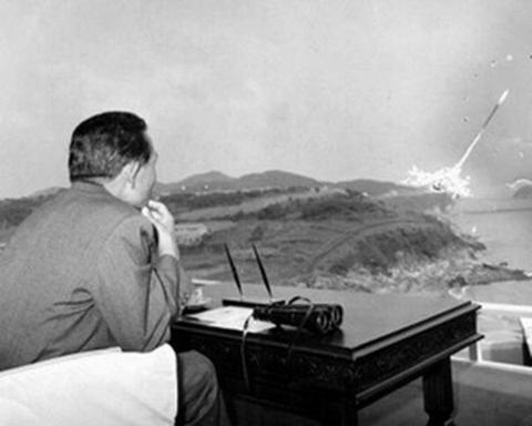 1978年，韩国试射国产地对地导弹，朴正熙现场观看。
