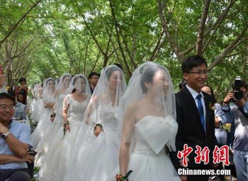 资料图：矿大20对学生情侣在毕业离校之前举行集体婚礼，“葛大爷”为学生证婚。朱志庚 摄