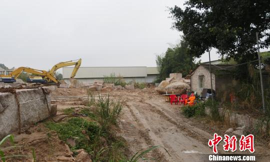 翁梅齋墓保護范圍內,當地企業搭建板房、建筑,堆放石料、廢土。 陳啟任 攝