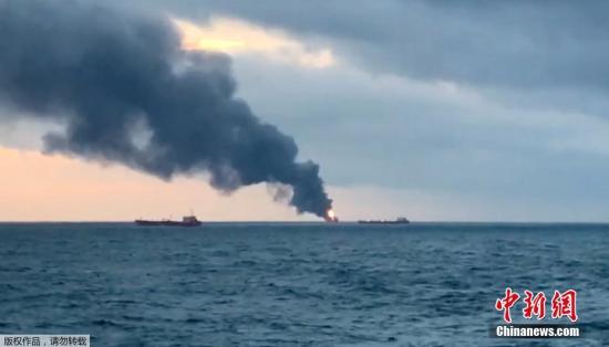 当地时间1月21日，俄罗斯联邦海洋和河流运输局说，两艘悬挂坦桑尼亚国旗的货轮当天在刻赤海峡附近水域起火燃烧，已造成至少11人死亡。