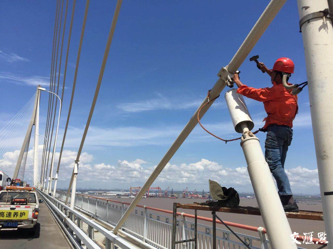 苏通大桥阻尼器维修已完成,正对全桥斜拉索和
