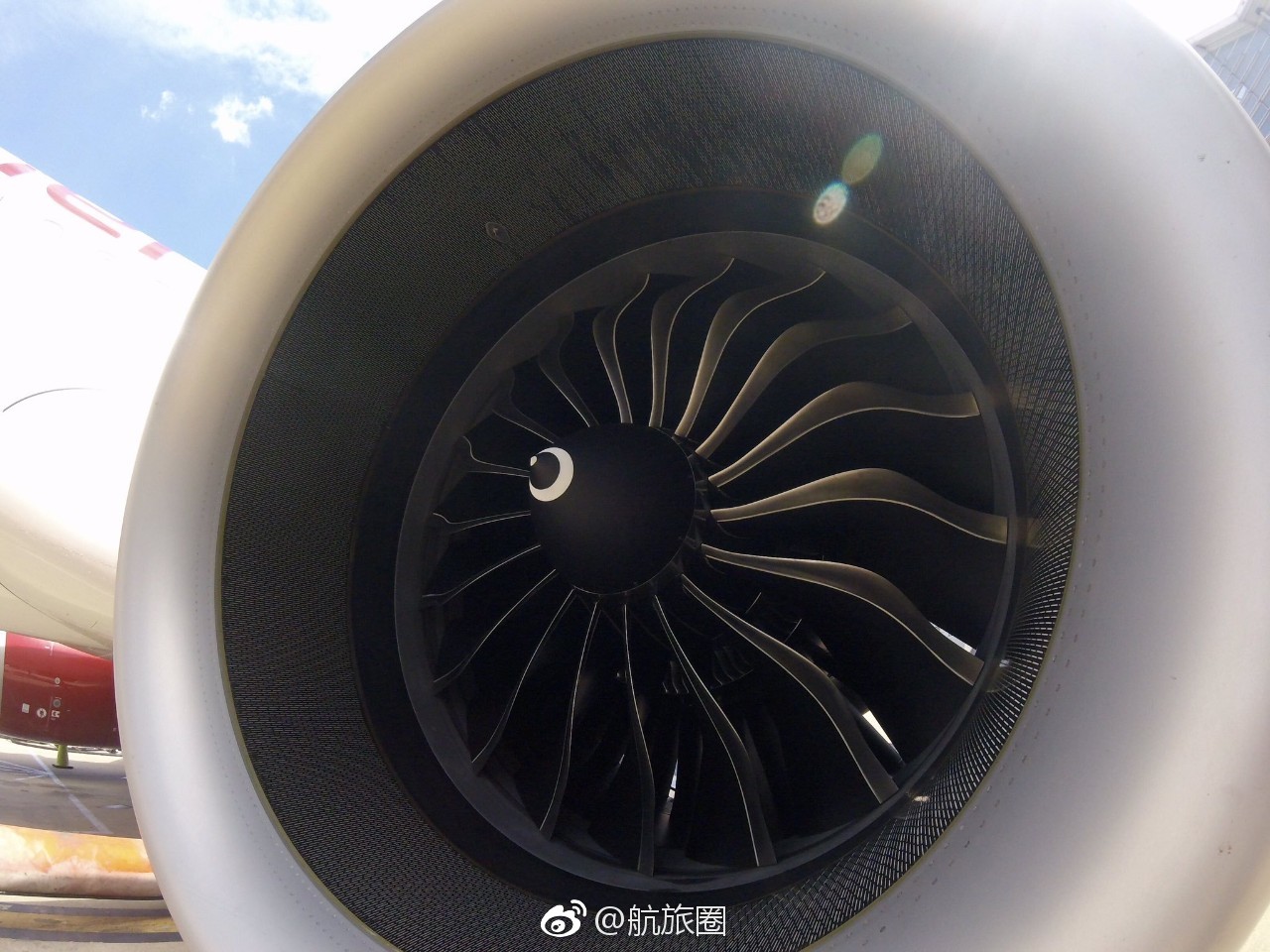 　　由空客公司天津总装厂交付的中国首架搭载LEAP-1A发动机的空客A320neo抵达杭州萧山国际机场 图片来源见水印