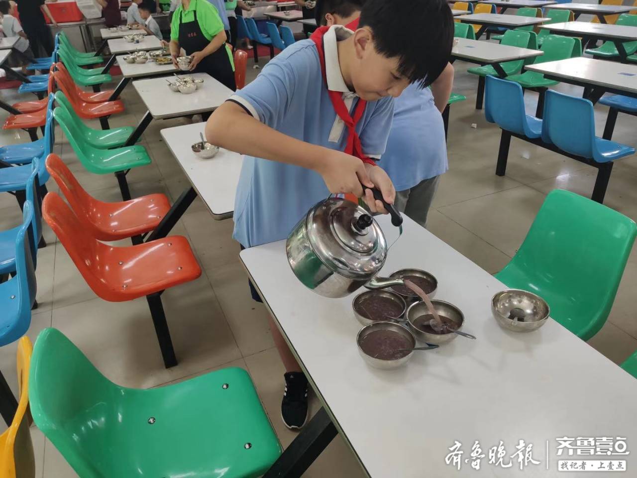 情报站|开学第一课!济南小学生走进食堂体验劳动快乐|开学第一课_新浪