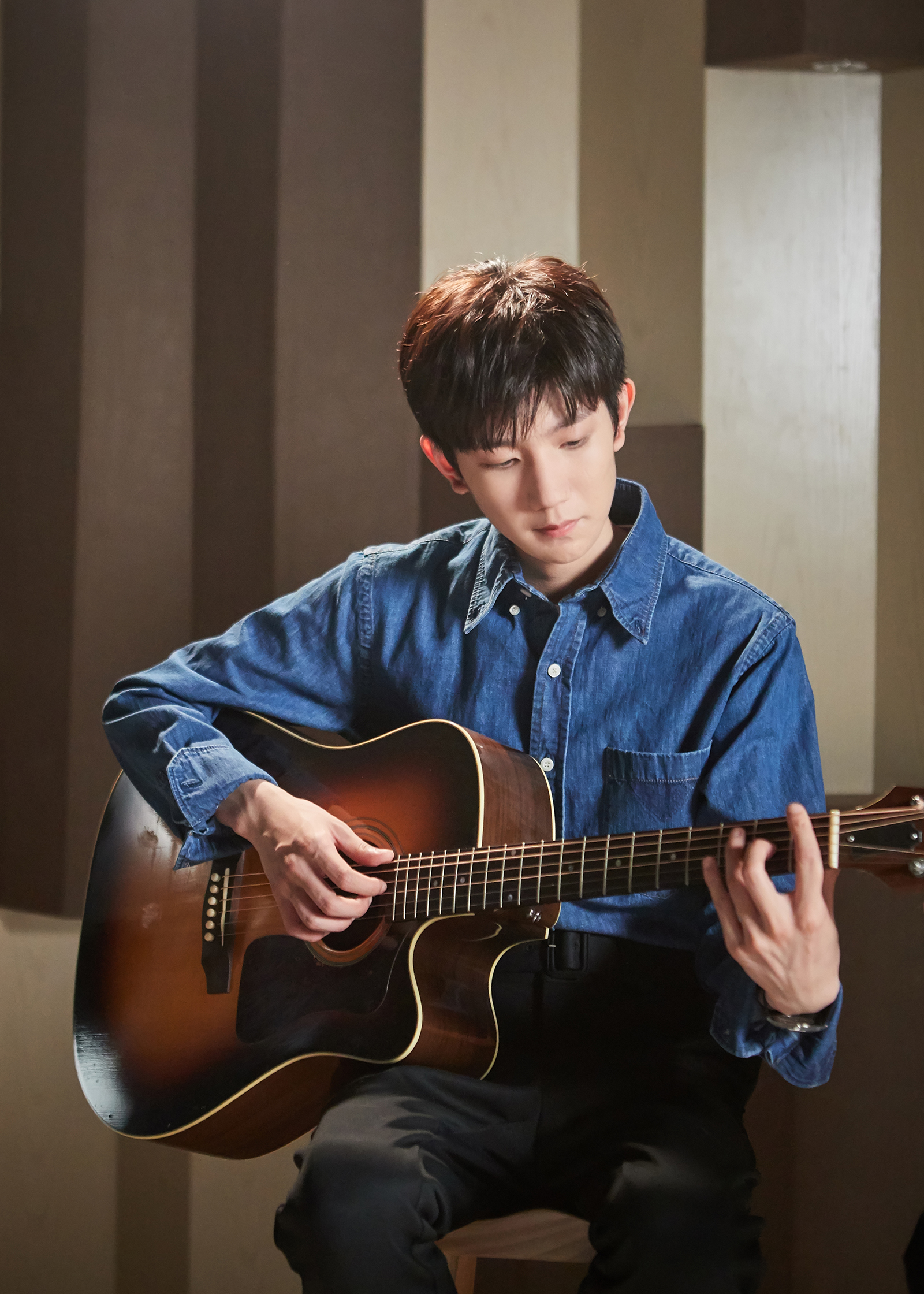 听听王源这首《友谊地久天长》,唱出一种难忘