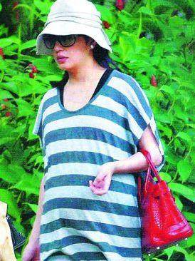 胡可素颜孕妇照,皮肤看了很好,孕妇装抢镜了好花啊