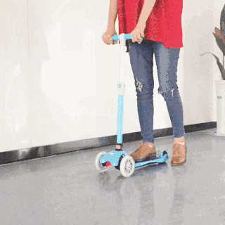 全小区最拉风的滑板车,宝宝一步两步玩超嗨