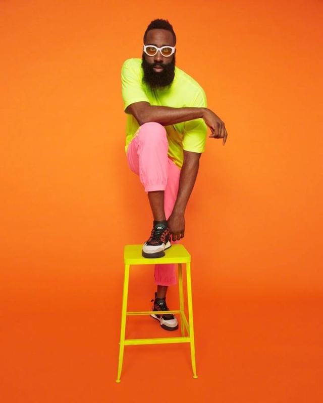 哈登登上《gq》杂志封面,引领时尚潮流风向,你喜欢哪一款?