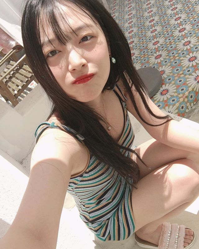 雪莉晒自拍麻花辫造型娇美可爱 大眼睛盯镜头嘟嘴撒娇