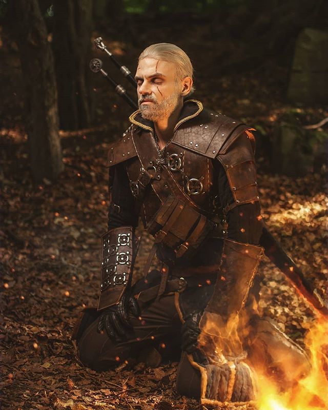 巫师3男主杰洛特cos图集左拥右抱艳福不浅