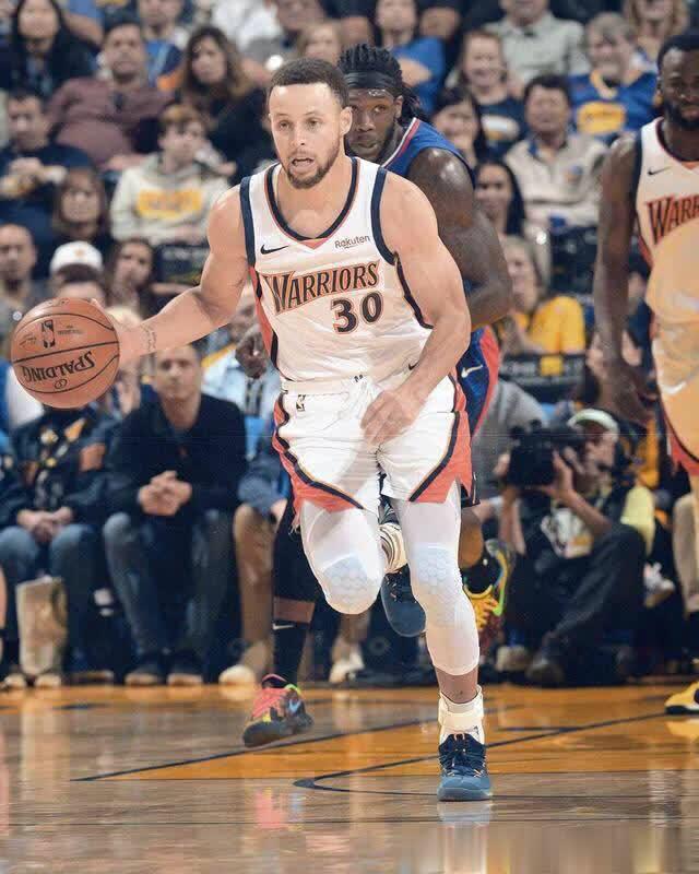 库里身穿复古球衣一扣一超远三分加27分大胜,告别甲骨文球馆 - 库里第