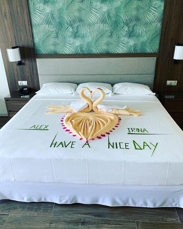 如果是度蜜月的新婚夫妇,出示结婚证,酒店还会赠送香槟一支和花床布置