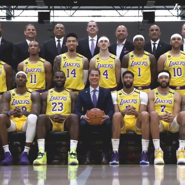 今天湖人队拍了大合照,拍完照的几小时后签下了维特斯