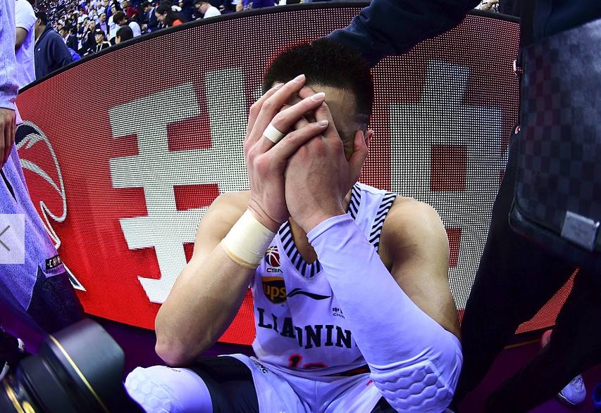 郭艾伦哭了!哭的跟个孩子一样!这一刻我证明了自己. 文章来源东方体育