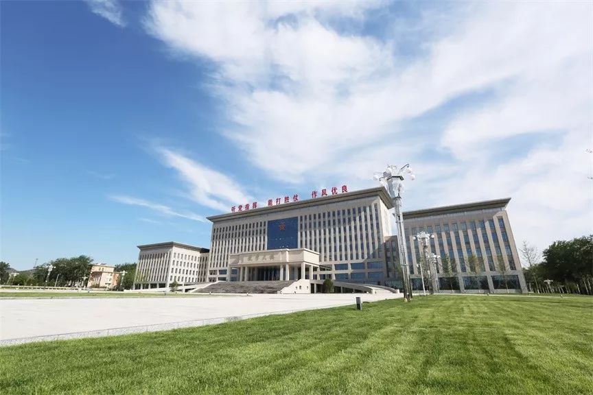 答:陆军步兵学院由原南昌陆军学院,石家庄机械化步兵学院合并组建.