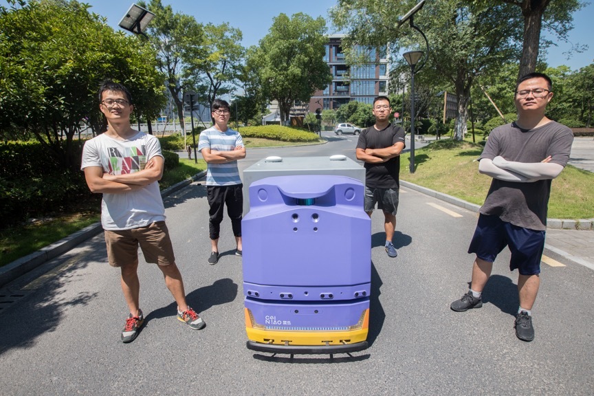 （菜鸟“无人车”保姆。）