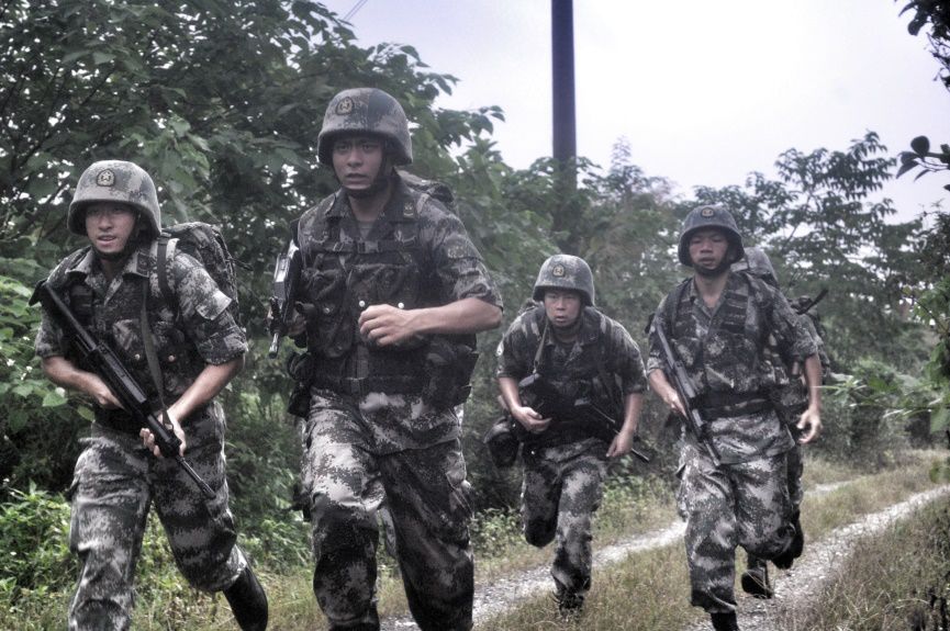 泅渡攀岩伪装杀敌直击第74集团军某旅侦察兵野外训练