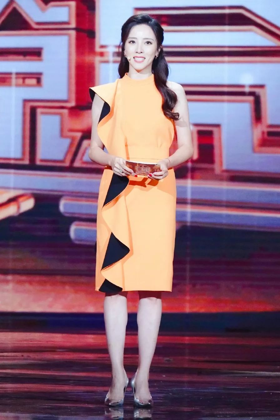 身穿一袭绿色格纹连衣裙搭配同色系高跟鞋的李思思,既有着33岁的成熟