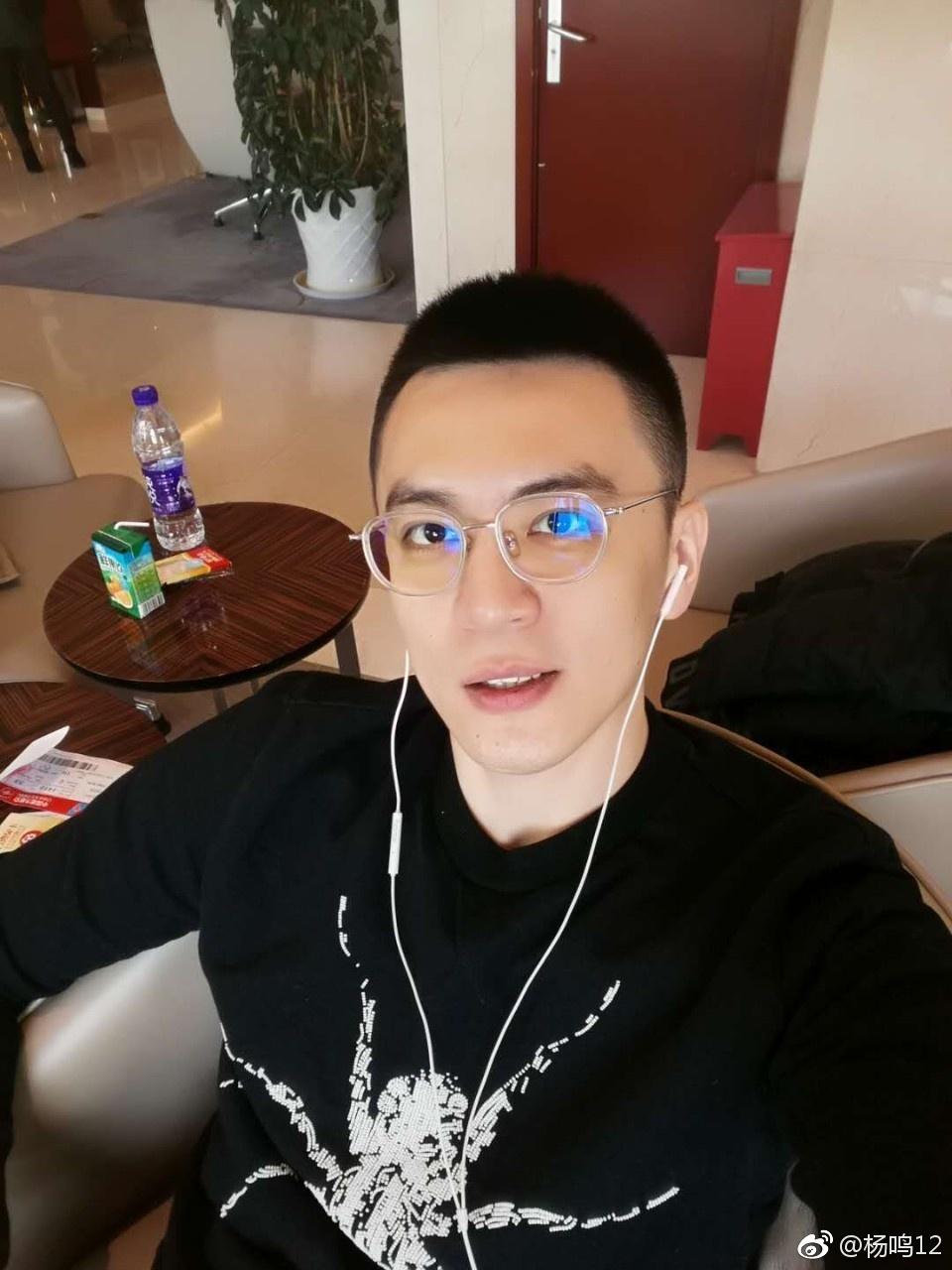 快来膜拜他的盛世美颜!杨鸣晒照:龙抬头 求好运