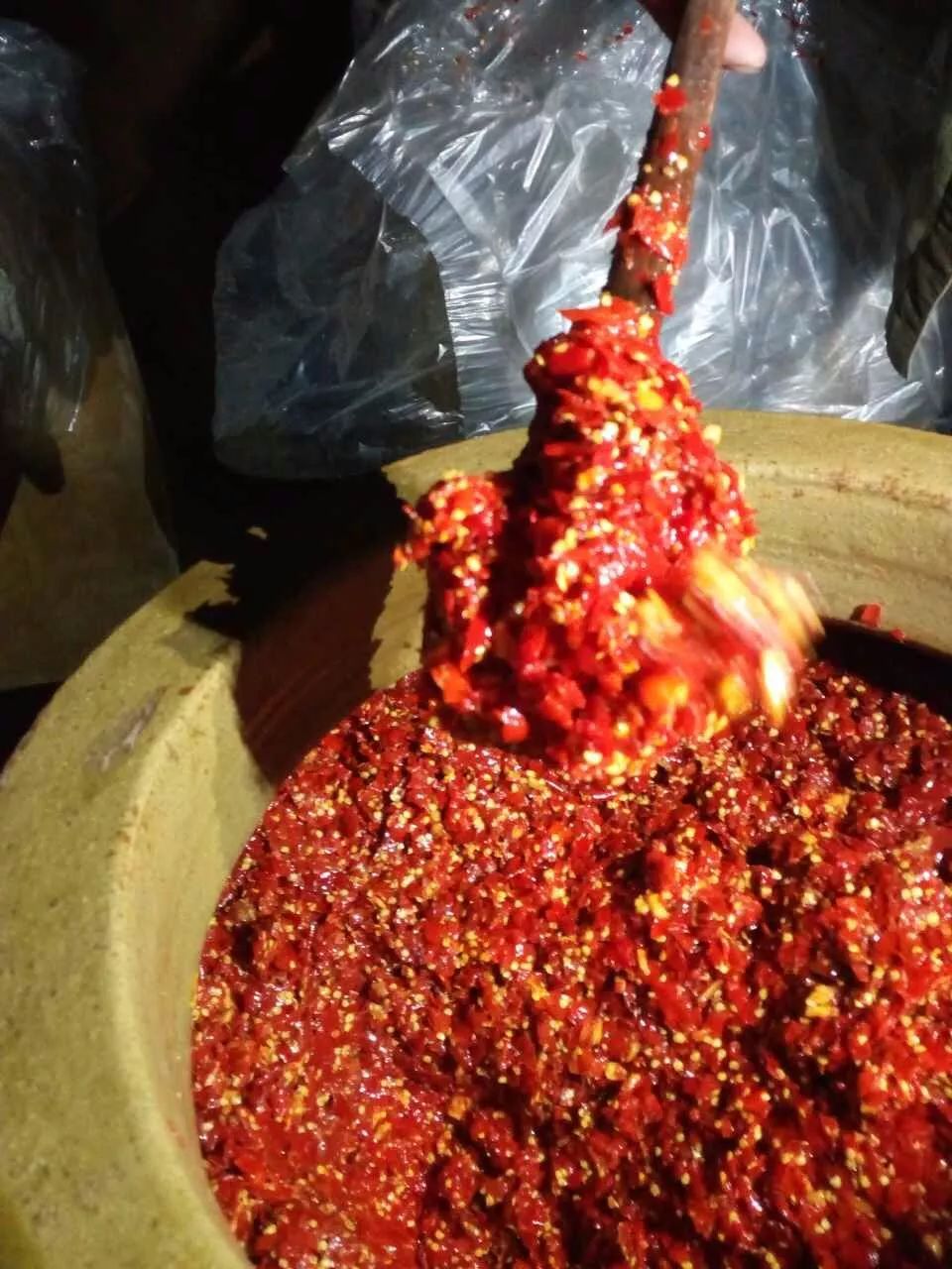 山洞里藏着18万斤糟辣椒色泽鲜香味好愁销路