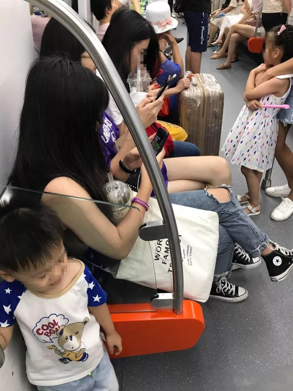 对他人就会造成行走不便对你而言是舒服,放松翘着二郎腿夏姐姐提醒@小