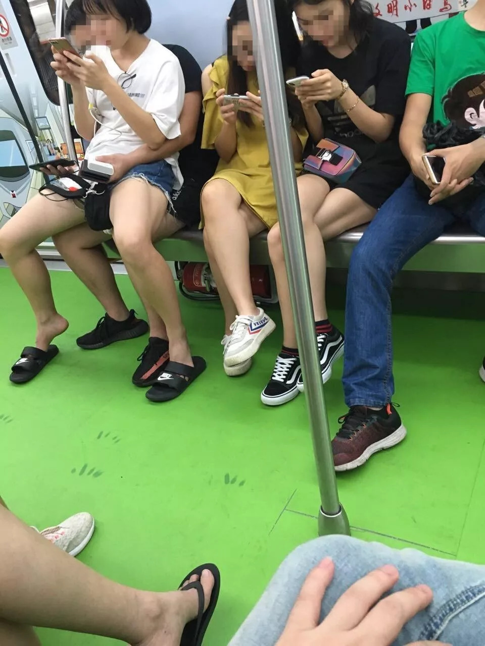mimi-美龍像是这场无声的素质比赛中的裁判家长更是翘着二郎腿"踩到哪