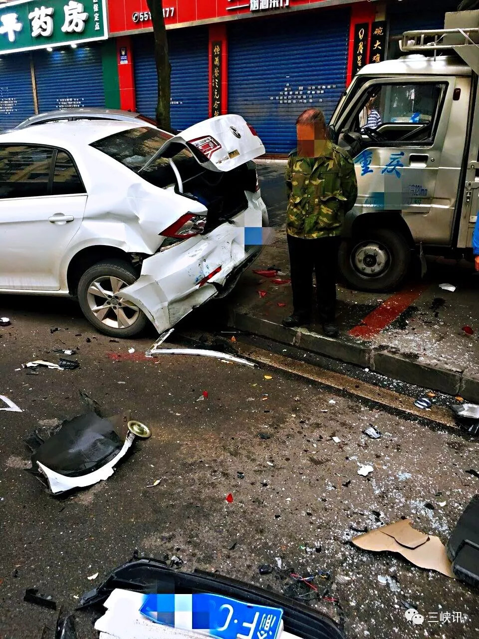 云阳4辆小车连环相撞